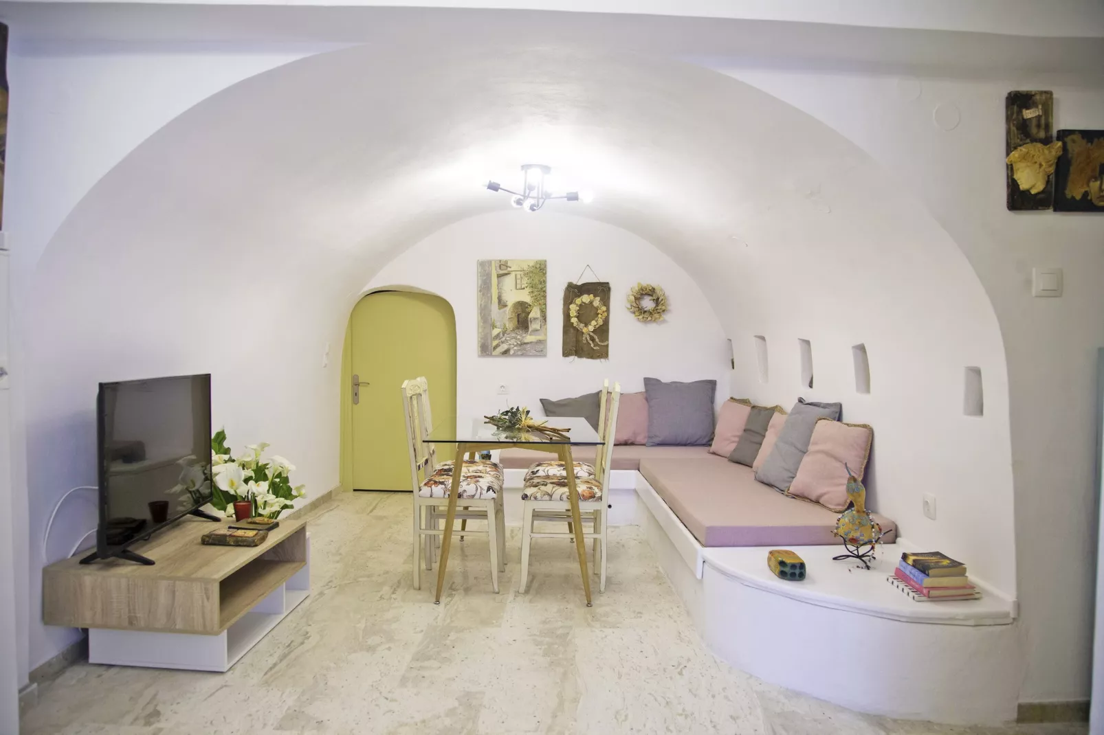 Areopolis Art Apartment-Woonkamer