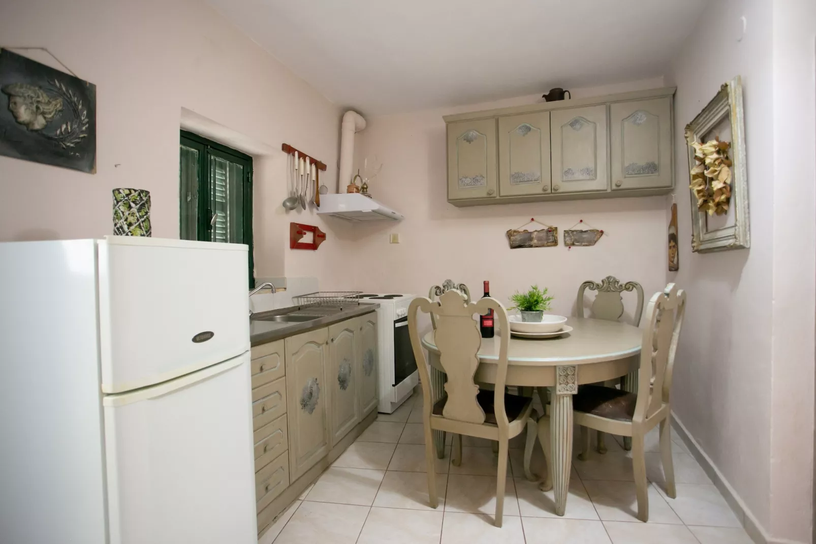 Charouda country house-Eetkamer