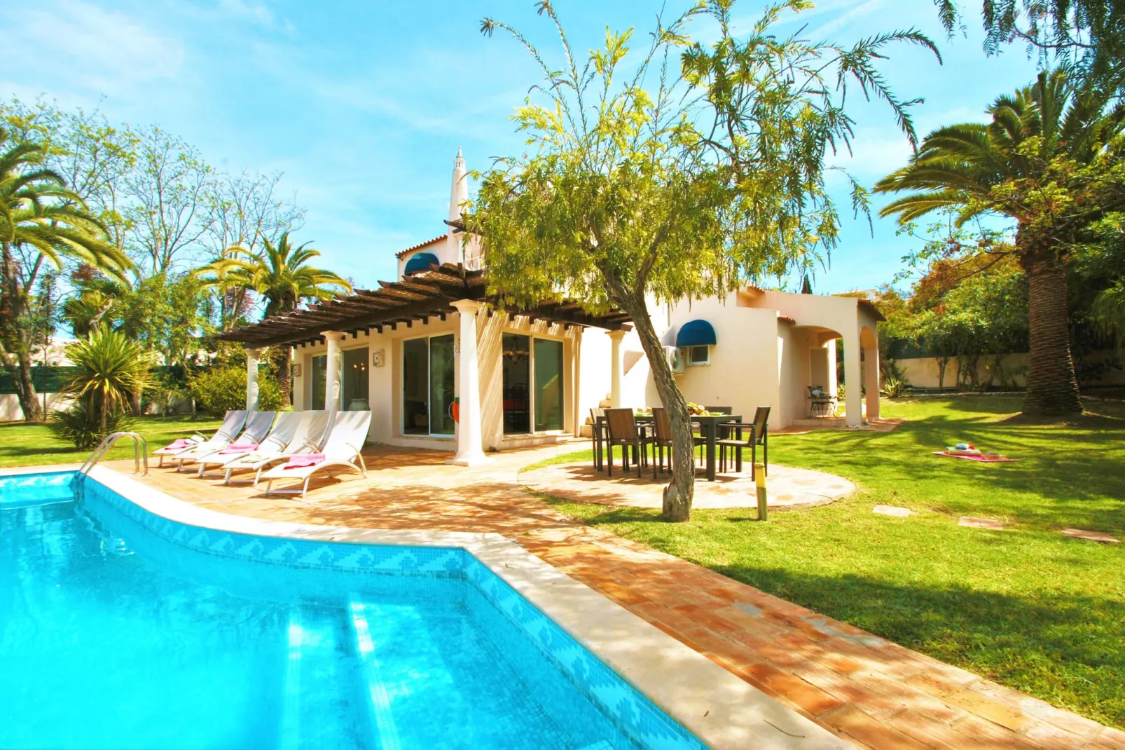 Villa Bogota-Buitenkant zomer