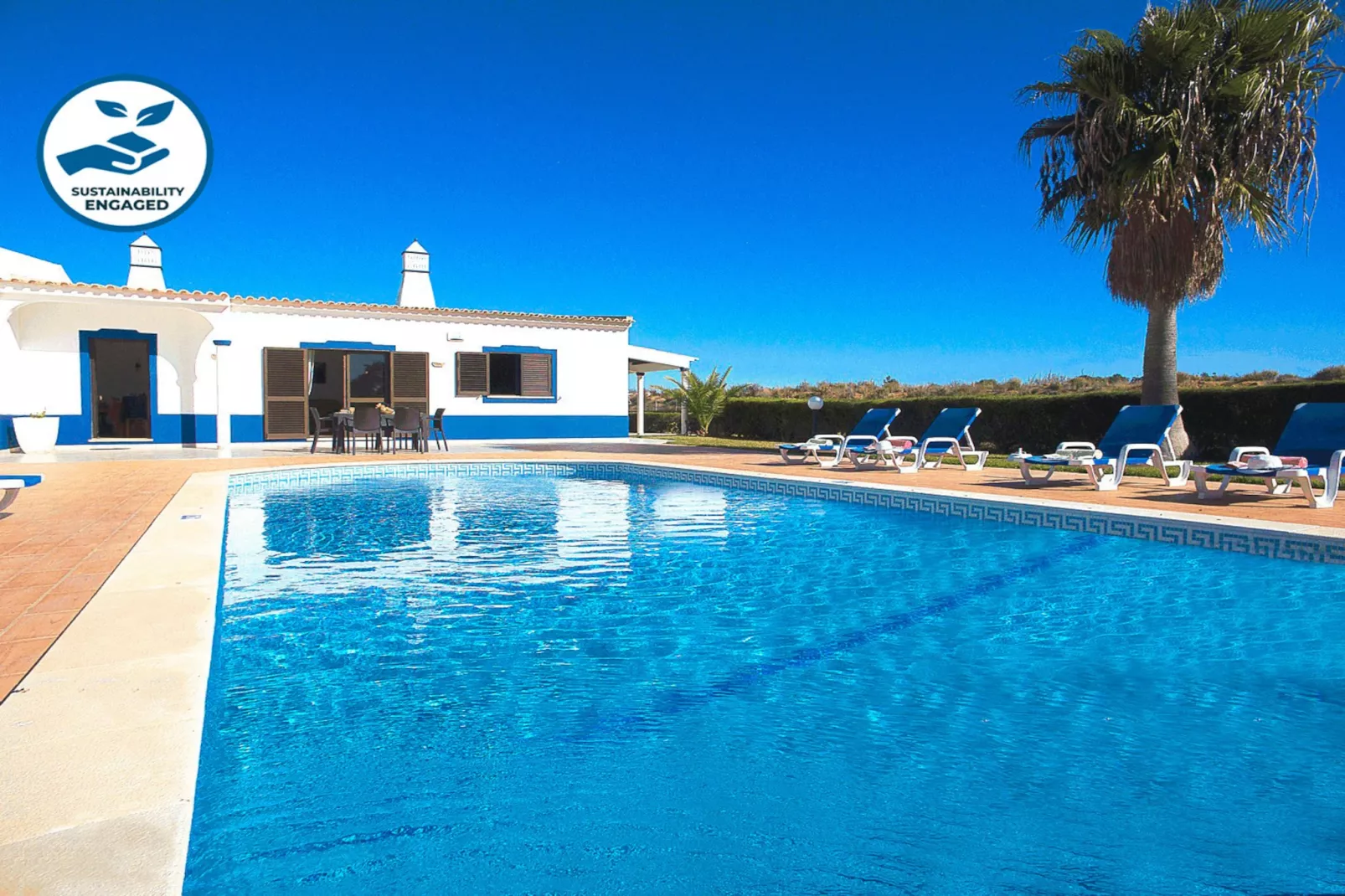 Villa Sardenha-Buitenkant zomer