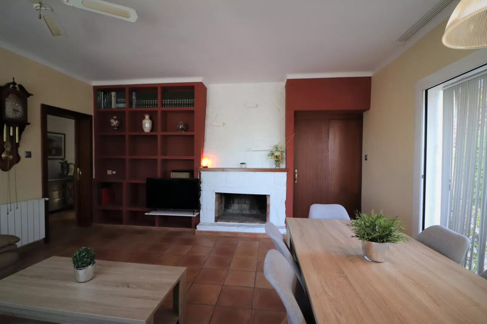 VILLA PARMENIDES Roses-Eetkamer