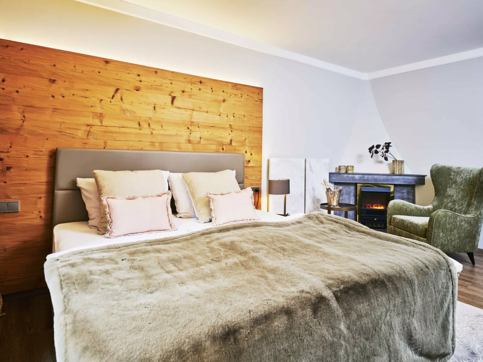 Juniorsuite bis zu 4 P &Wellnessbereich-Binnen