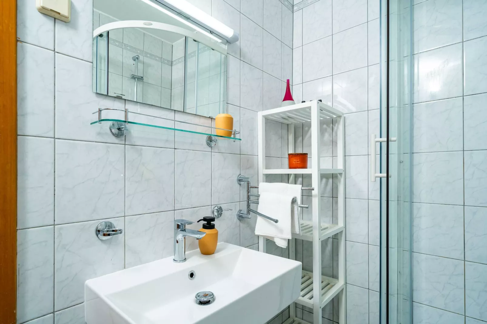 Apartment Radovan - One-Bedroom Apartment with Balcony and Sea View-Badkamer
