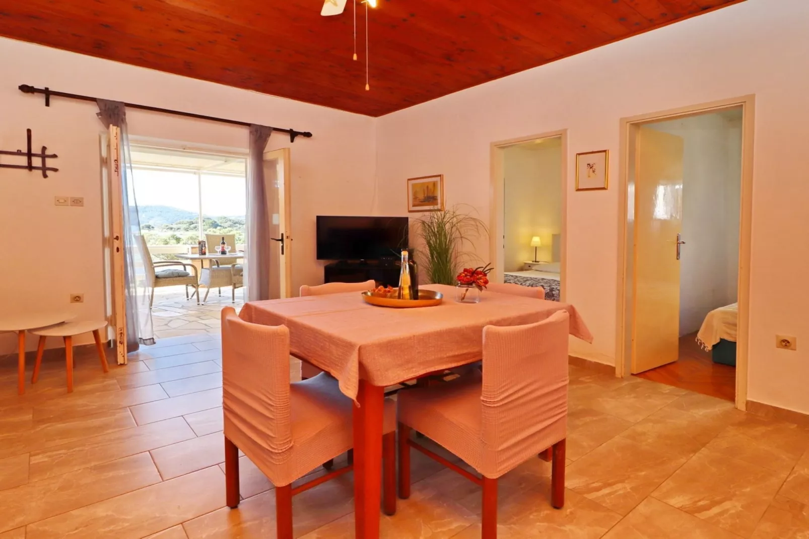 Holiday Home Neda-Three Bedroom Holiday Home with Terrace and Sea View-Eetkamer
