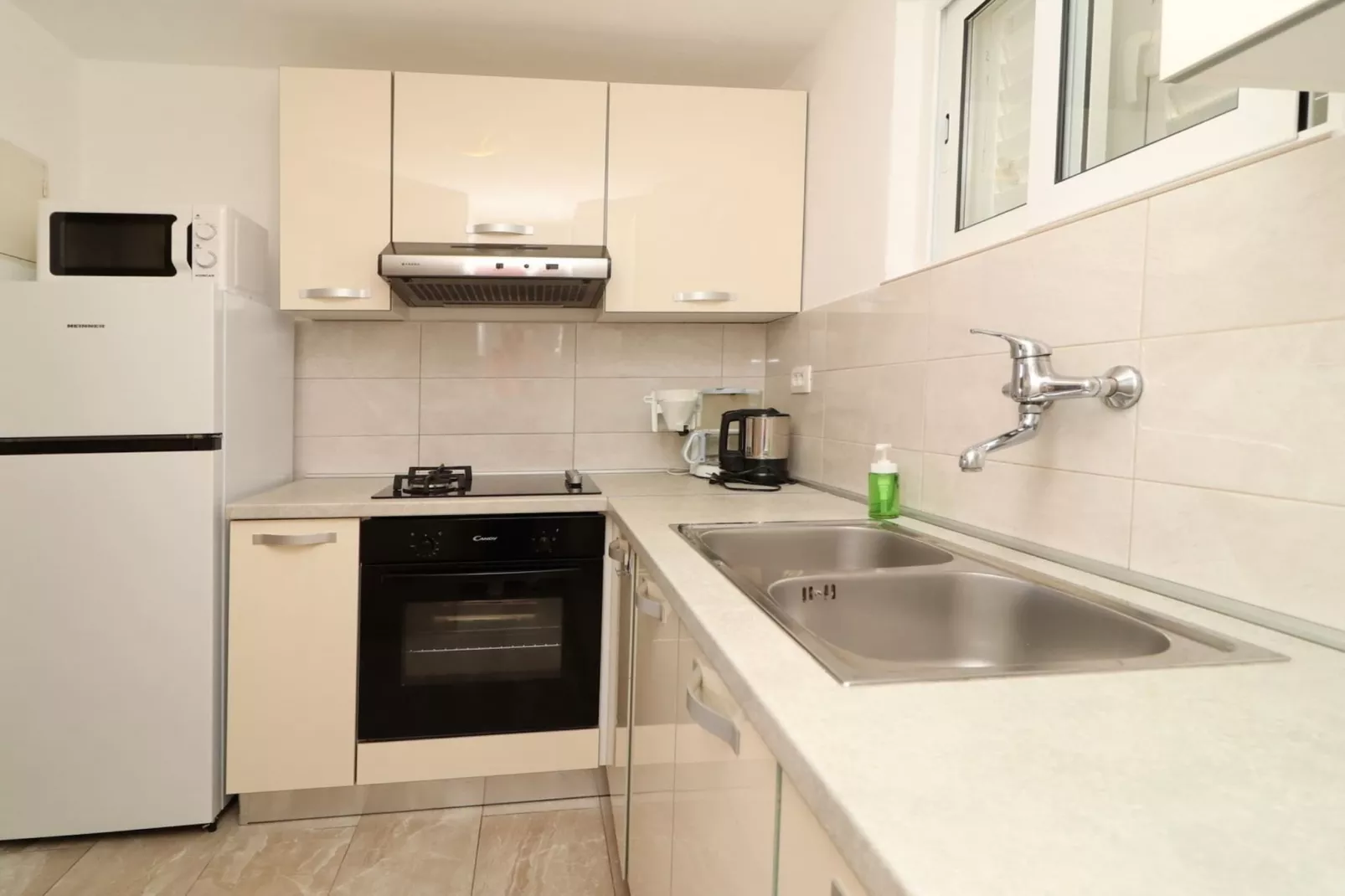 Holiday Home Neda-Three Bedroom Holiday Home with Terrace and Sea View-Keuken