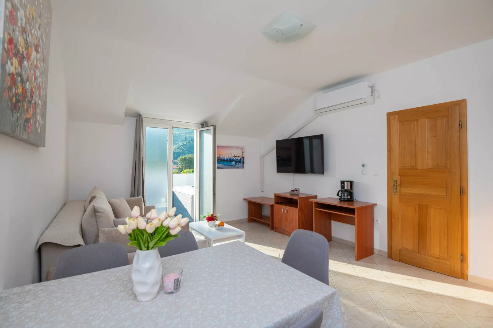 Apartments Azzurro- One Bedroom Apartment with Terrace and Hot Tub ( Azzurro II-gornji)-Eetkamer