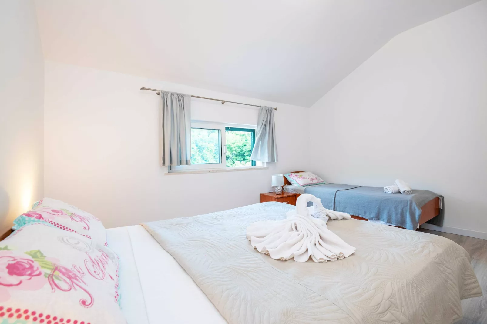 Apartments Azzurro- One Bedroom Apartment with Terrace and Hot Tub ( Azzurro II-gornji)-Slaapkamer