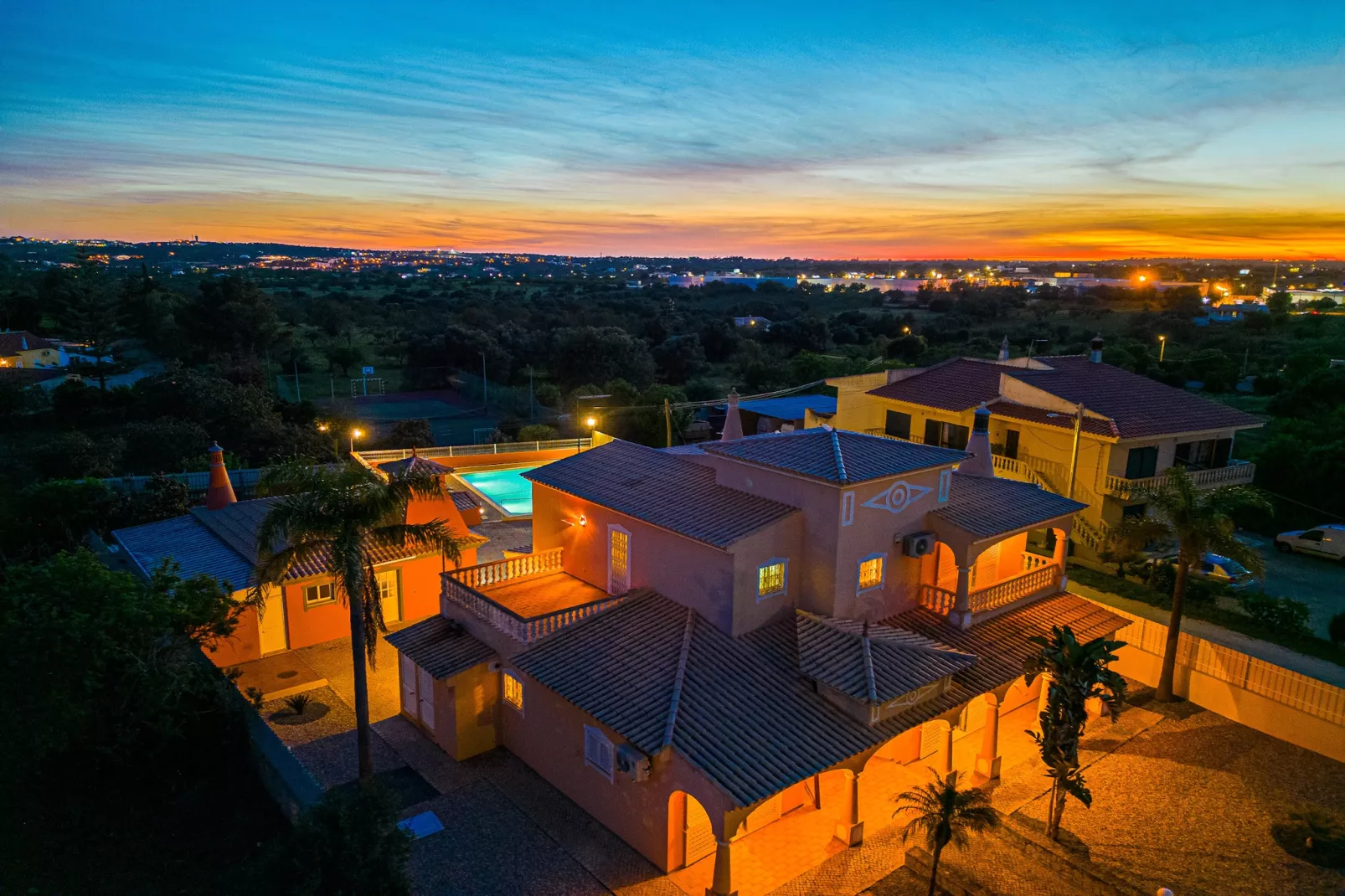 Villa Dubai-Buitenkant zomer
