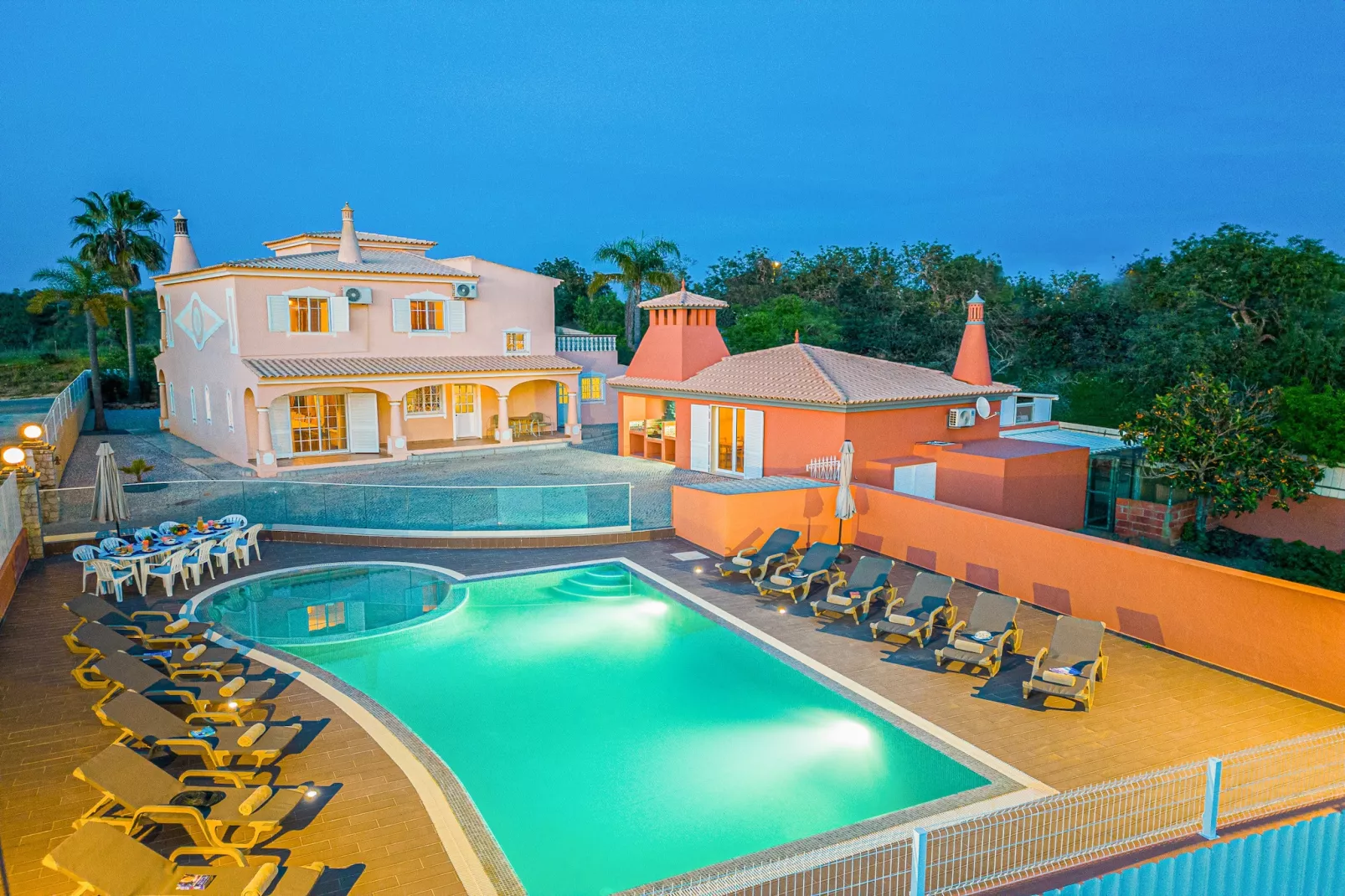 Villa Dubai-Buitenkant zomer