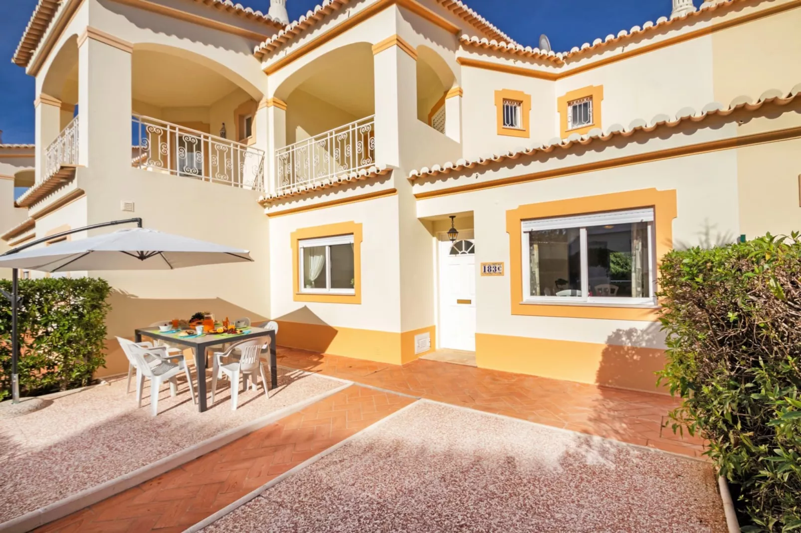 Townhouse Moreton-Buitenkant zomer