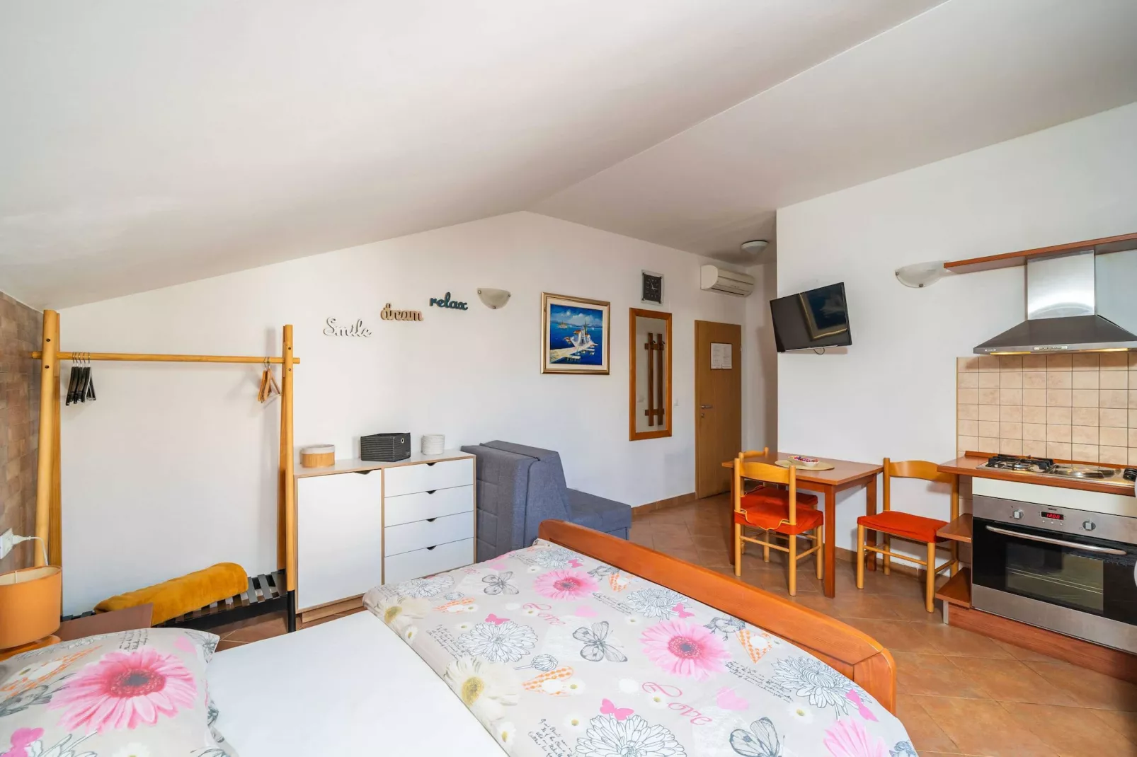 Apartments Senjo - Studio Apartment with Balcony and Garden View (Apartman 5)-Slaapkamer