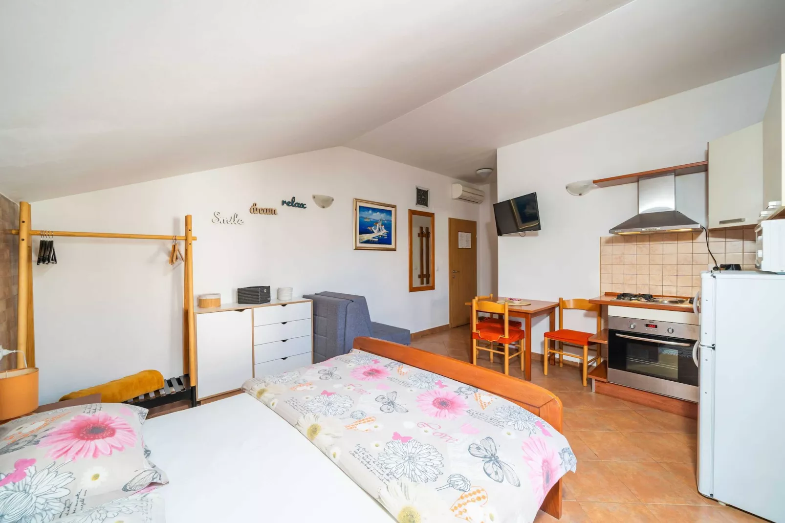 Apartments Senjo - Studio Apartment with Balcony and Garden View (Apartman 5)-Slaapkamer