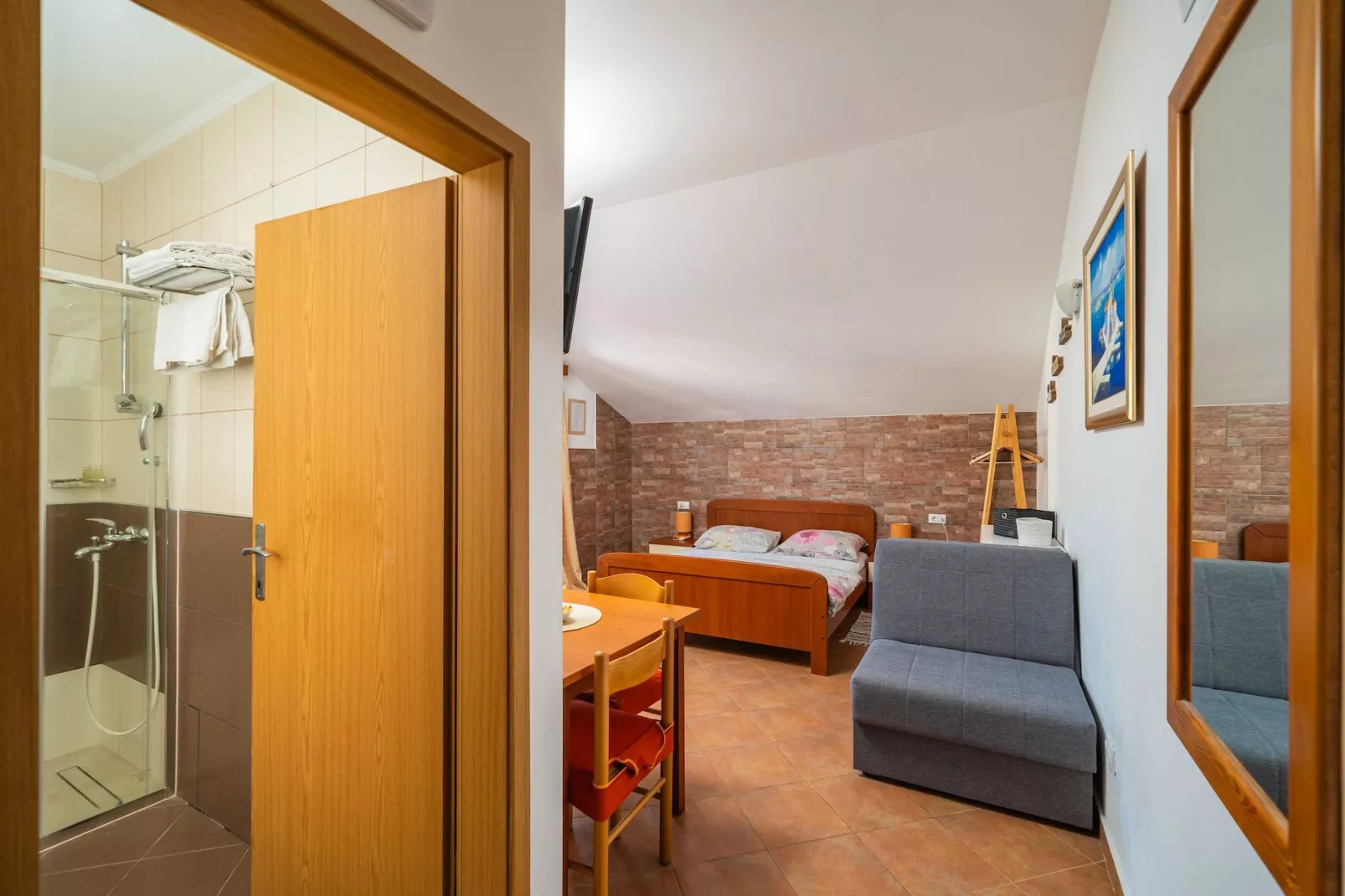 Apartments Senjo - Studio Apartment with Balcony and Garden View (Apartman 5)-Slaapkamer