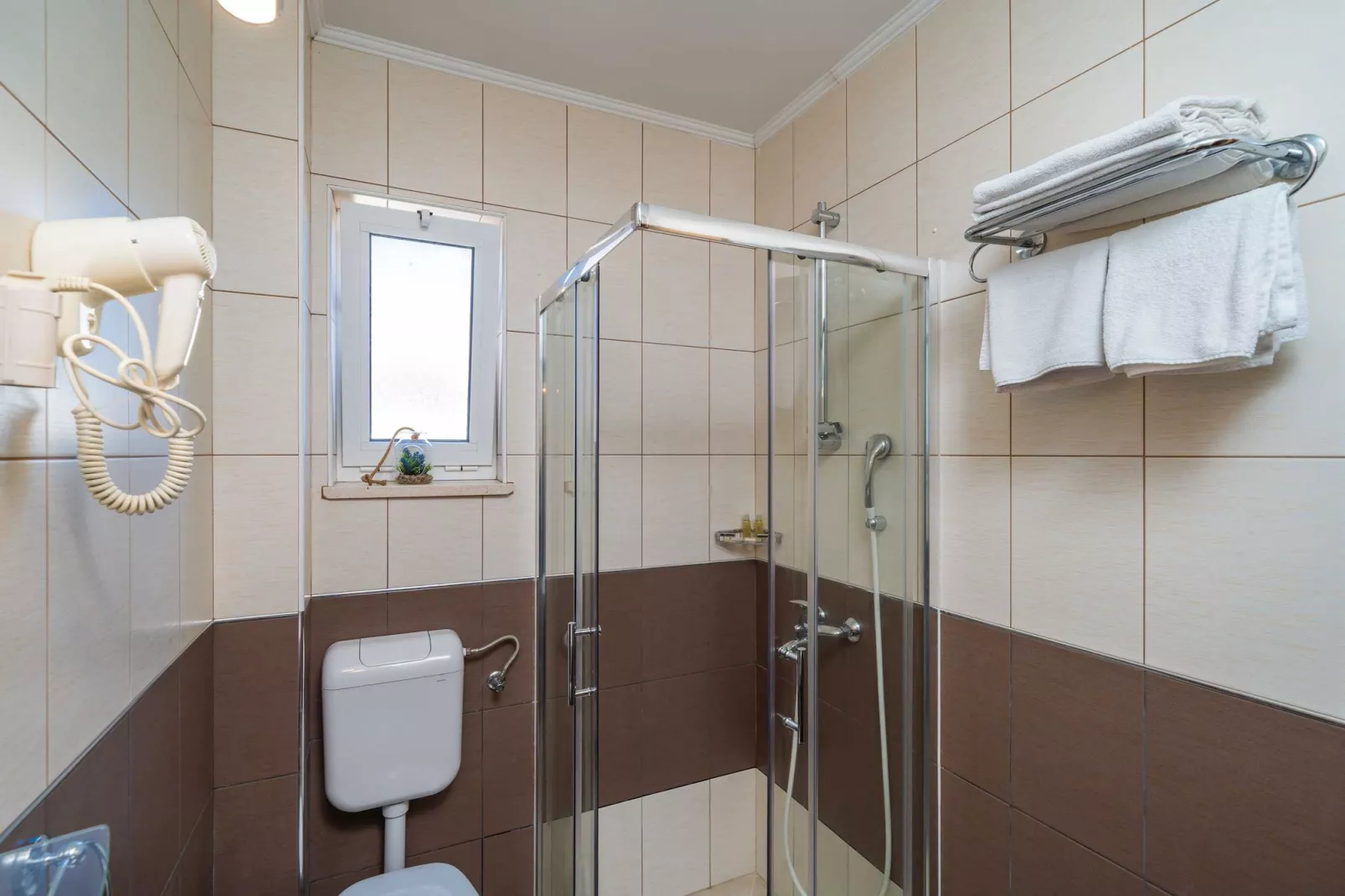Apartments Senjo - Studio Apartment with Balcony and Garden View (Apartman 5)-Badkamer