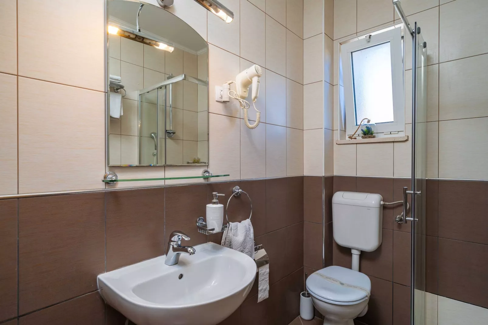 Apartments Senjo - Studio Apartment with Balcony and Garden View (Apartman 5)-Badkamer