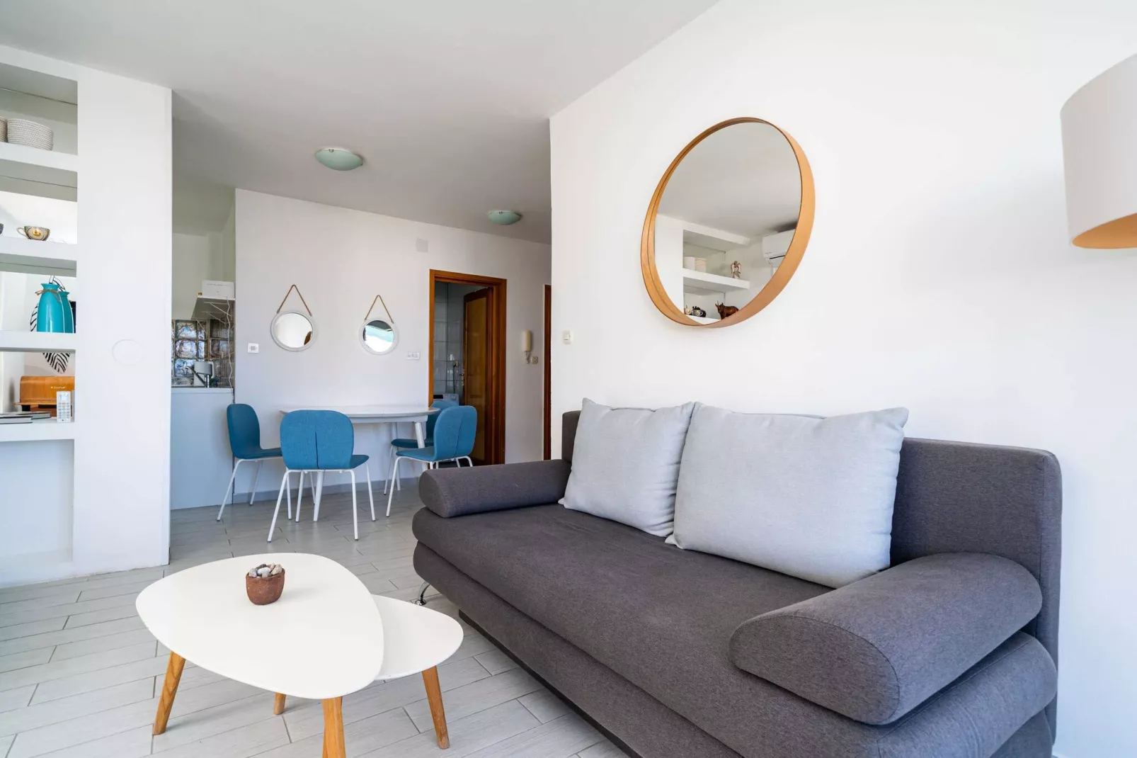 Apartment Radovan - One-Bedroom Apartment with Balcony and Sea View-Woonkamer