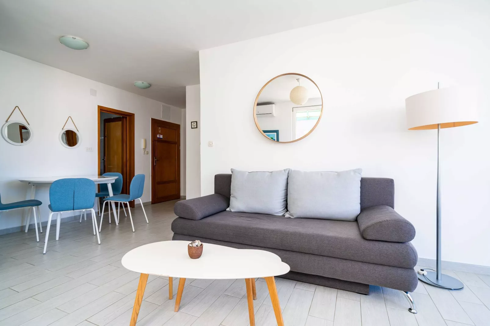 Apartment Radovan - One-Bedroom Apartment with Balcony and Sea View-Woonkamer