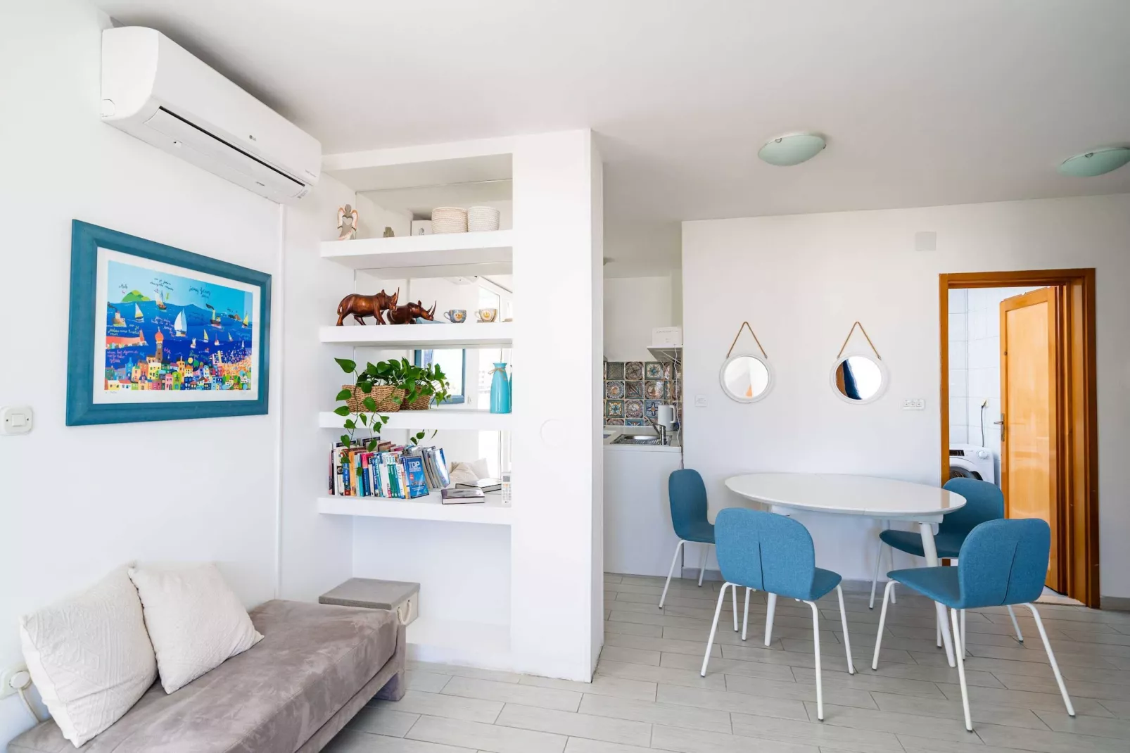 Apartment Radovan - One-Bedroom Apartment with Balcony and Sea View-Eetkamer