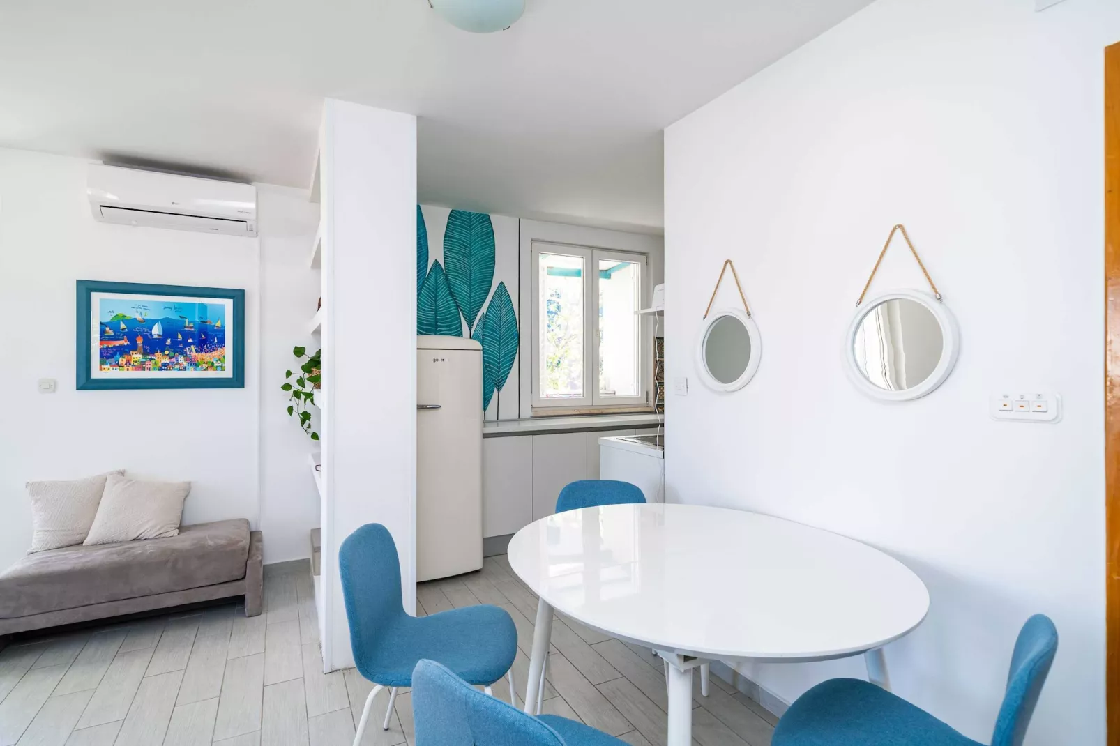 Apartment Radovan - One-Bedroom Apartment with Balcony and Sea View-Eetkamer