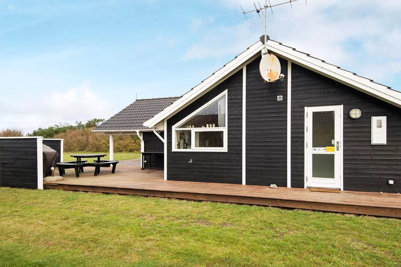 Modern vakantiehuis in Harboøre met terras-Buitenlucht