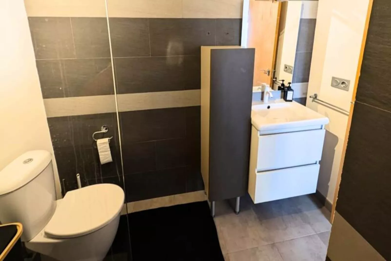 Appartement Moderne Avec Piscine, Terrasse Et Solarium-Image-tags.