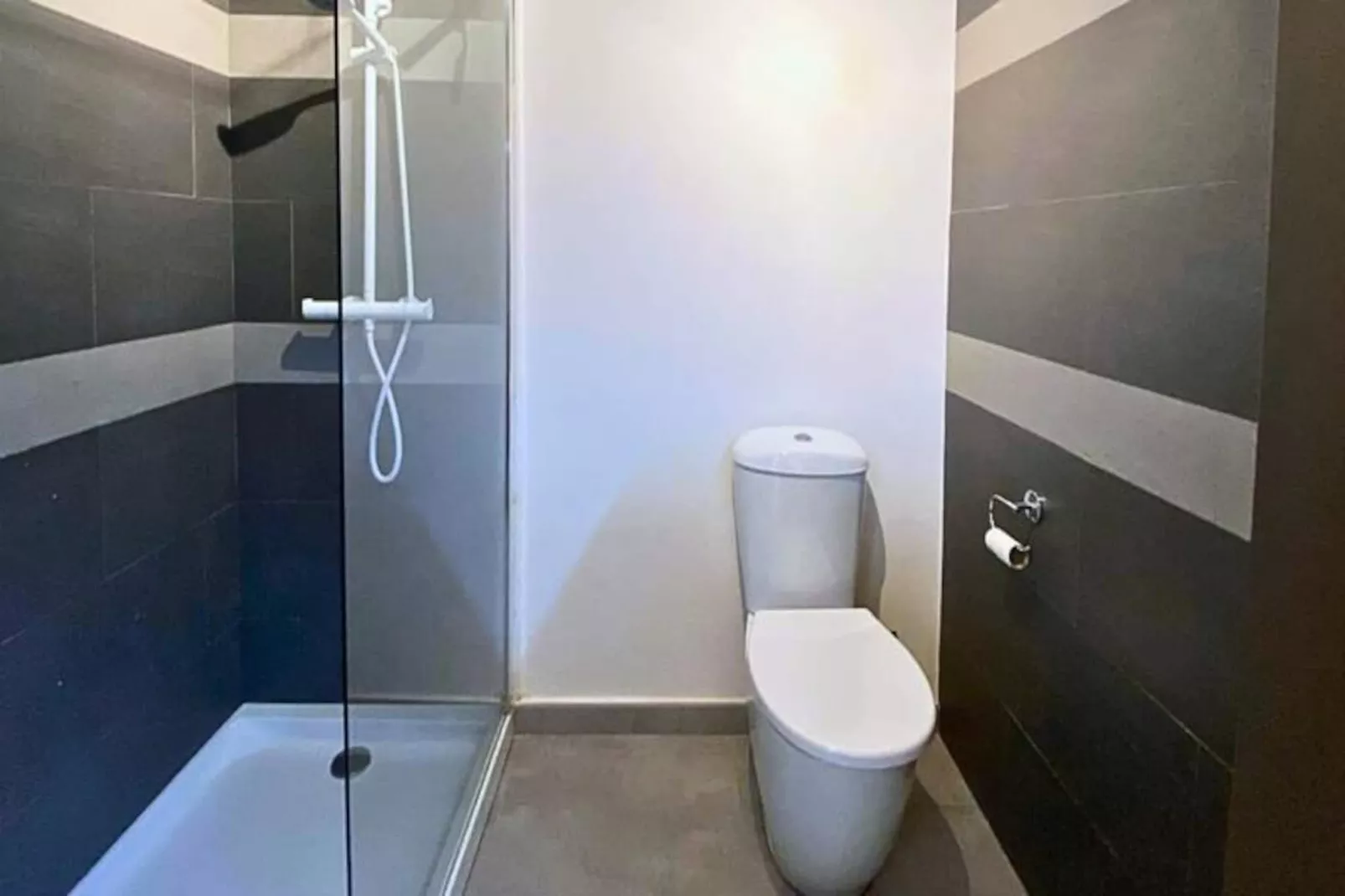 Appartement Moderne Avec Piscine, Terrasse Et Solarium-Image-tags.