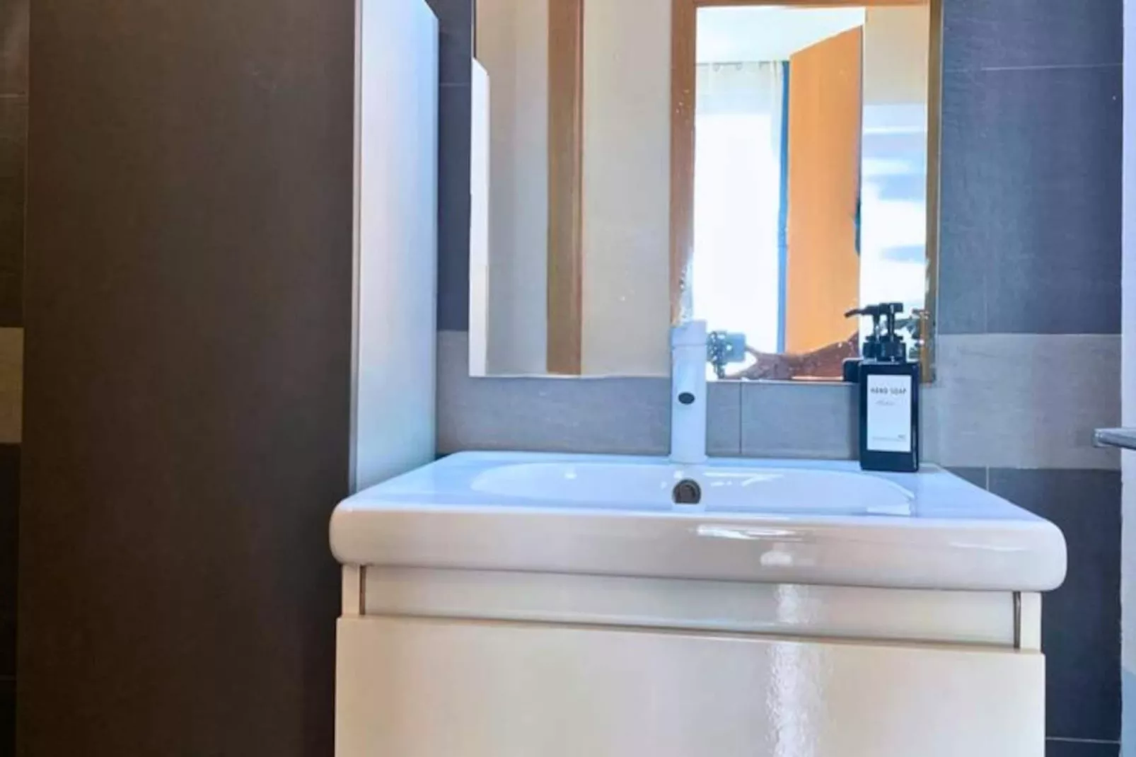 Appartement Moderne Avec Piscine, Terrasse Et Solarium-Image-tags.