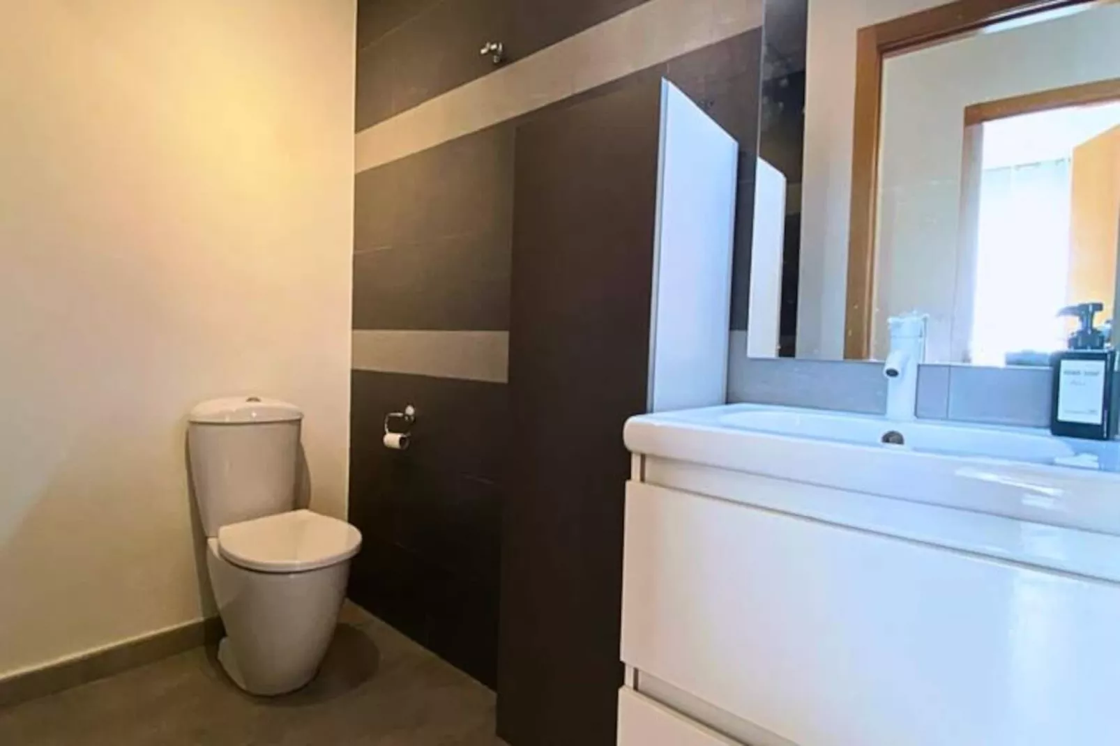 Appartement Moderne Avec Piscine, Terrasse Et Solarium-Image-tags.