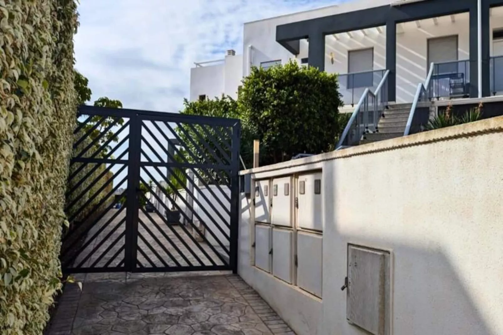 Appartement Moderne Avec Piscine, Terrasse Et Solarium-Image-tags.