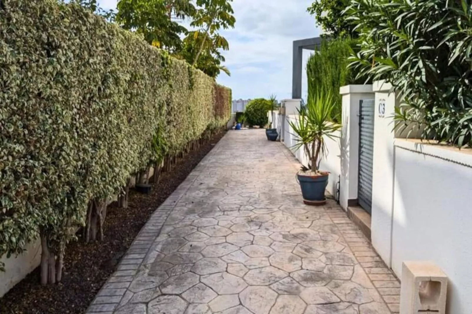 Appartement Moderne Avec Piscine, Terrasse Et Solarium-Image-tags.