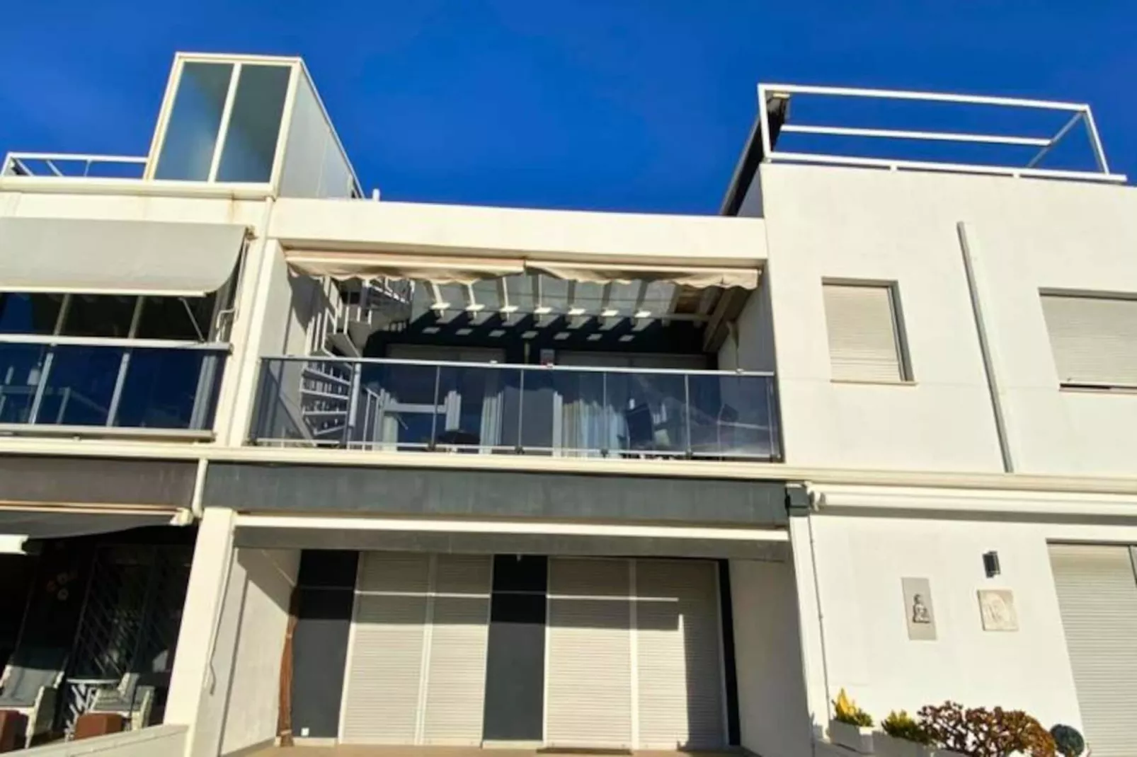 Appartement Moderne Avec Piscine, Terrasse Et Solarium-Image-tags.