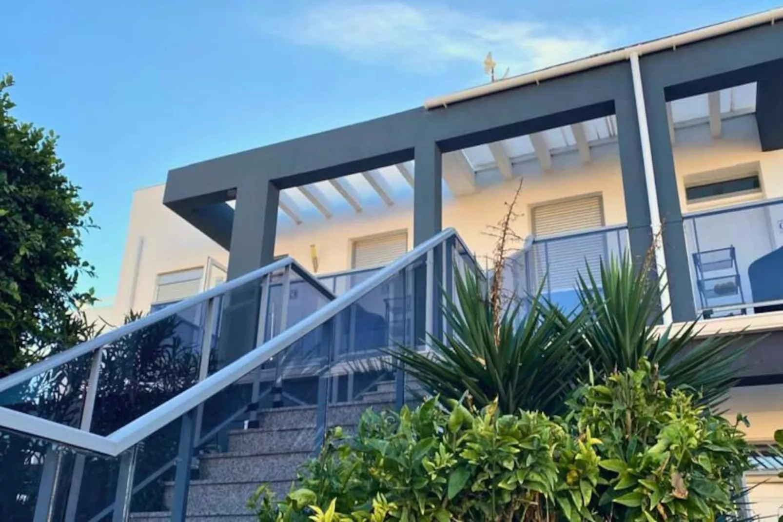 Appartement Moderne Avec Piscine, Terrasse Et Solarium-Image-tags.