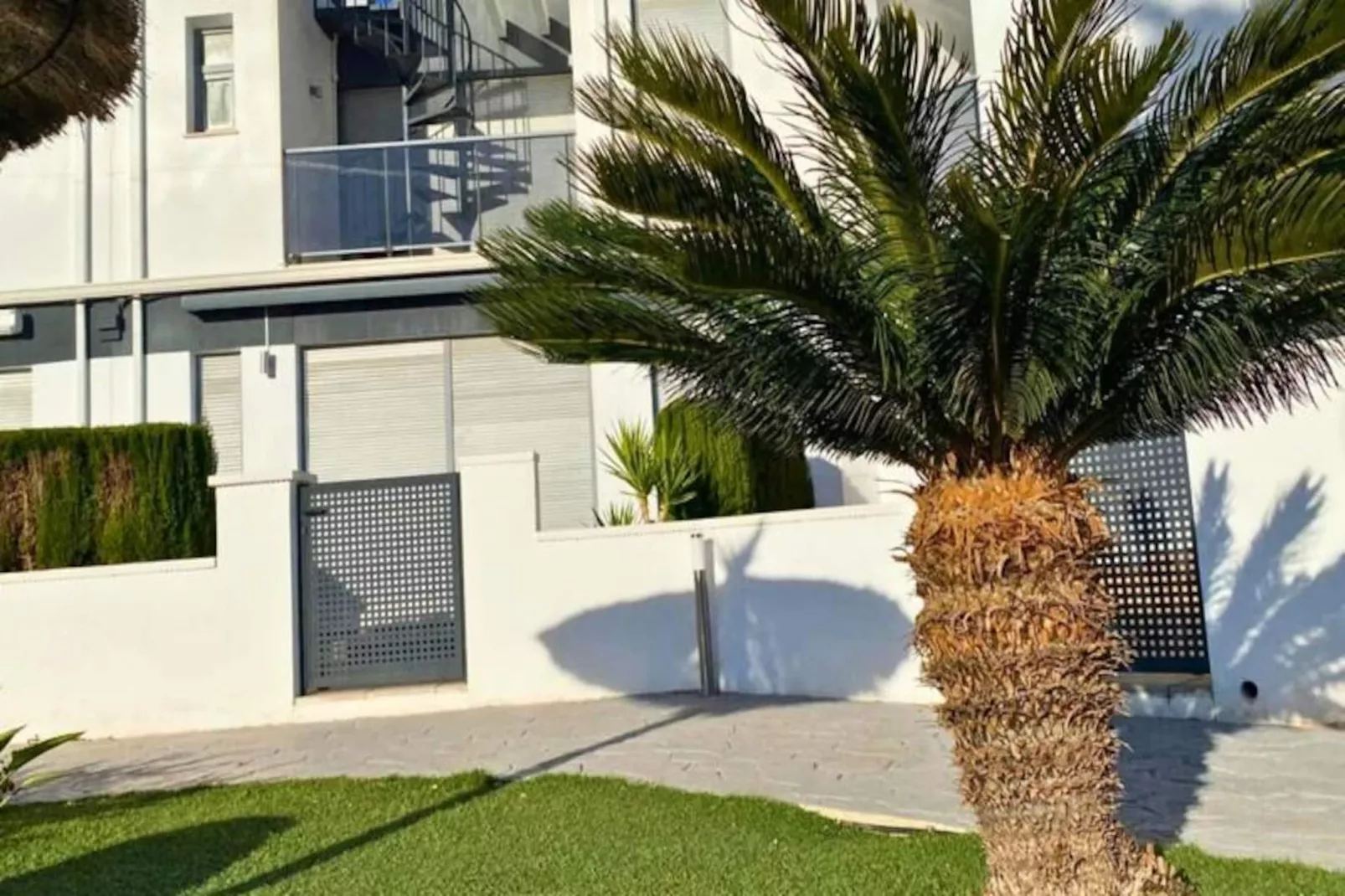 Appartement Moderne Avec Piscine, Terrasse Et Solarium-Image-tags.