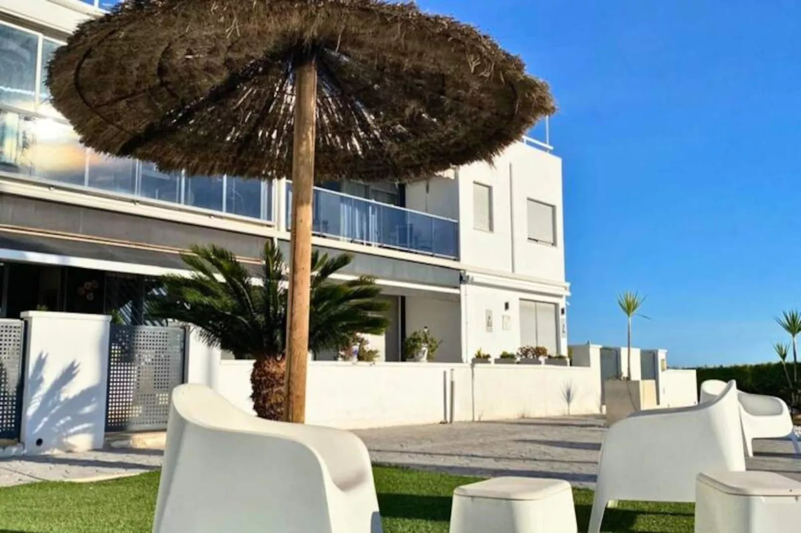 Appartement Moderne Avec Piscine, Terrasse Et Solarium-Image-tags.