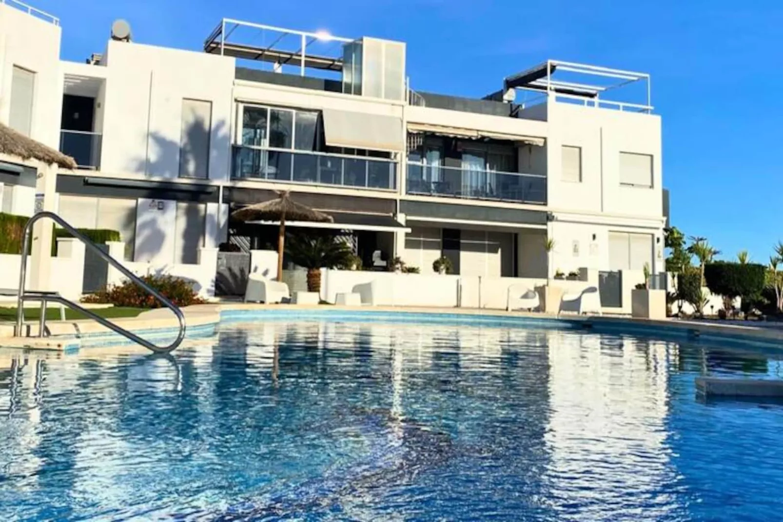 Appartement Moderne Avec Piscine, Terrasse Et Solarium-Image-tags.