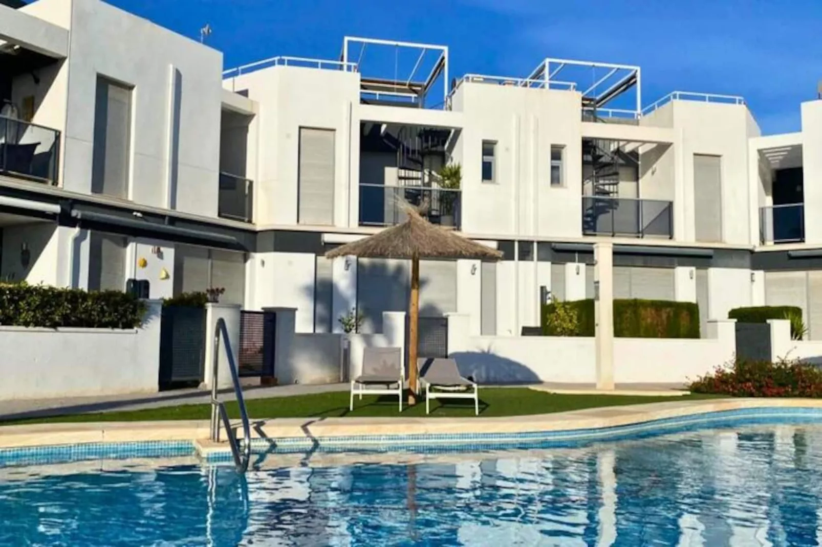 Appartement Moderne Avec Piscine, Terrasse Et Solarium-Image-tags.