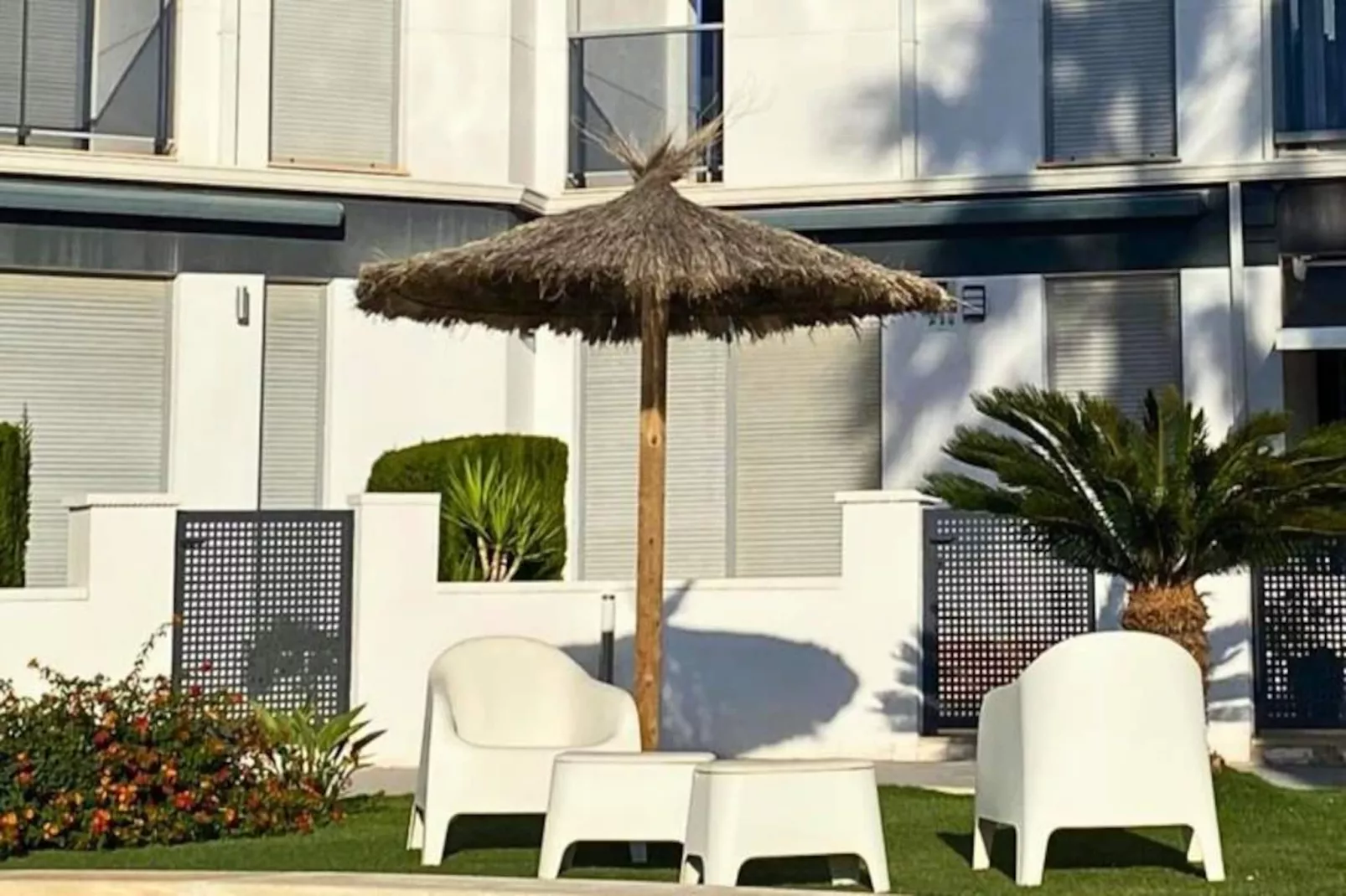 Appartement Moderne Avec Piscine, Terrasse Et Solarium-Image-tags.