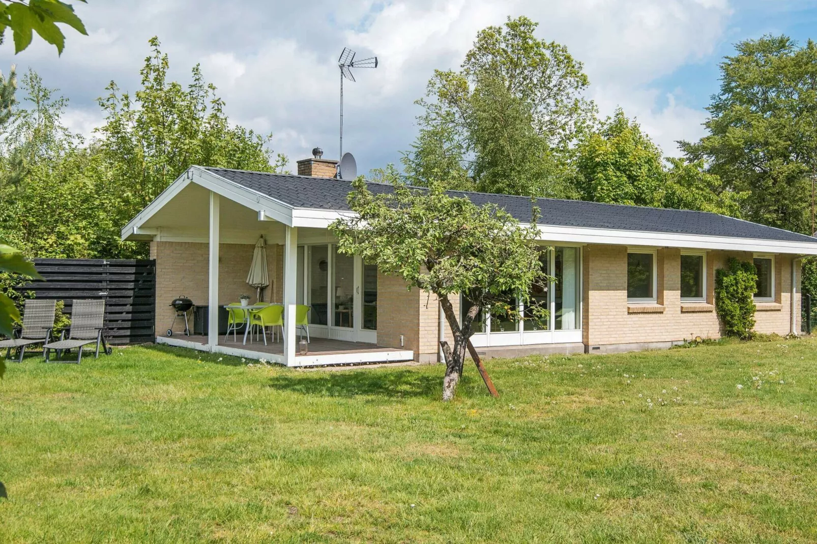 Modern vakantiehuis in Egå met open haard