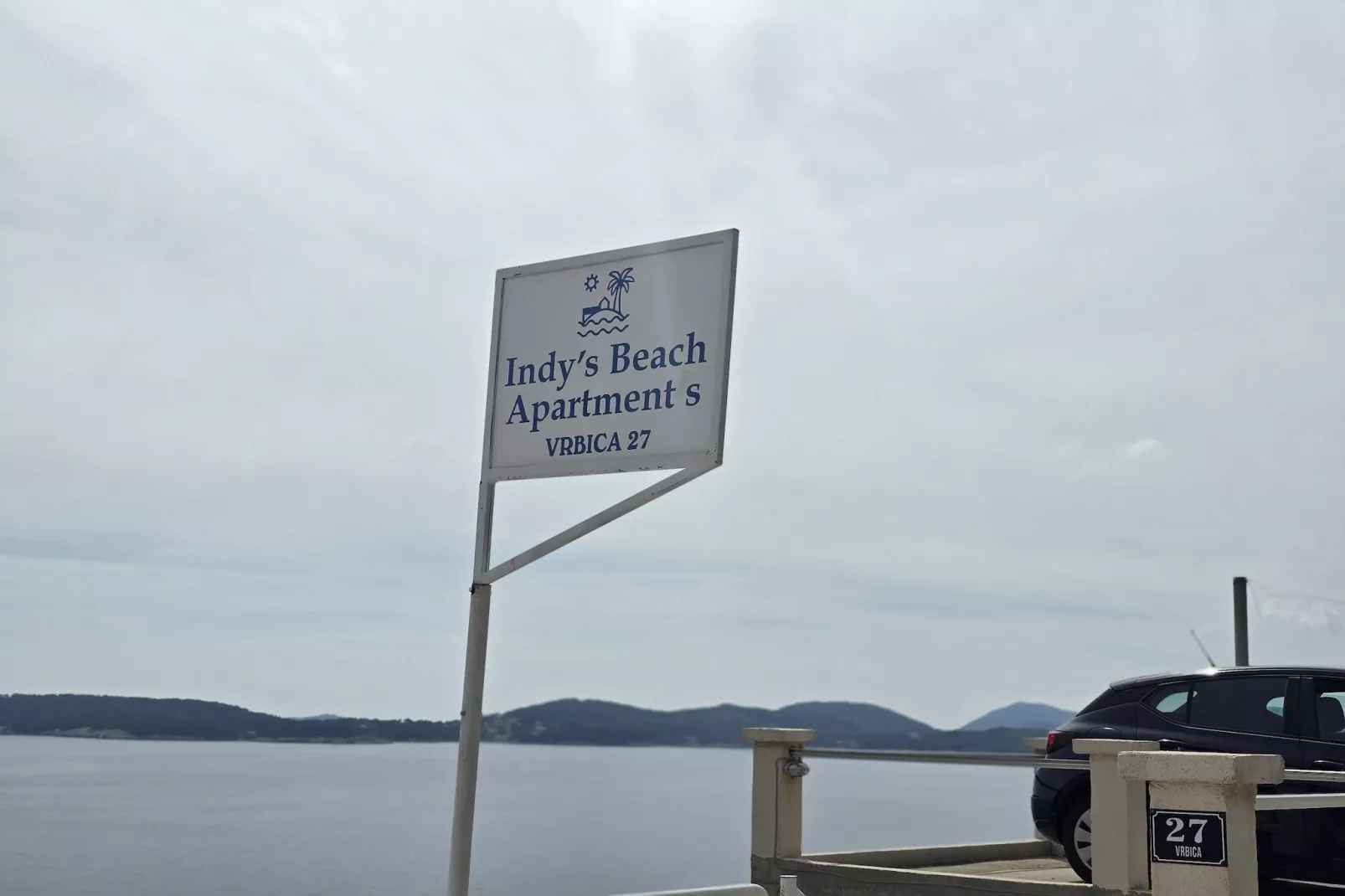 Indy's Beach Apartments- Studio Apartment with Patio and Sea View-Parkeerplaats