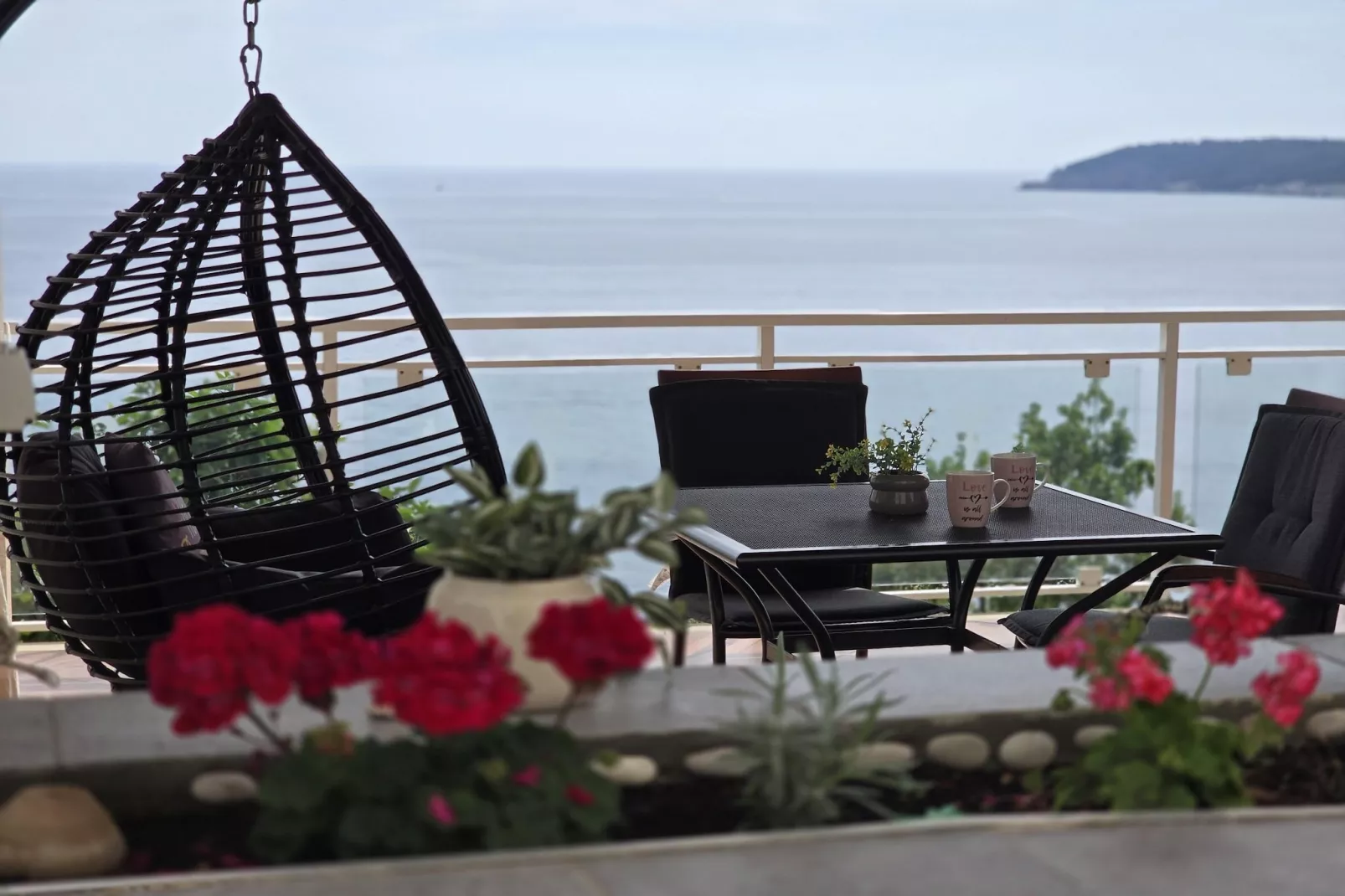 Indy's Beach Apartments- Studio Apartment with Patio and Sea View-Terras
