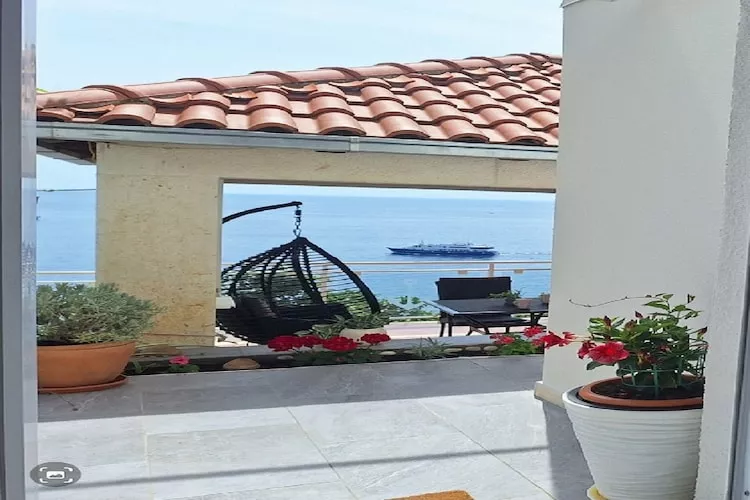 Indy's Beach Apartments- Studio Apartment with Patio and Sea View-Terras
