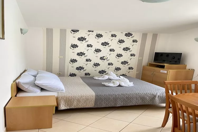 Apartments Tiho  & Jelena - Studio Apartment with Balcony and Sea View (Fureal)-Slaapkamer