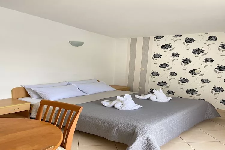 Apartments Tiho  & Jelena - Studio Apartment with Balcony and Sea View (Fureal)-Slaapkamer