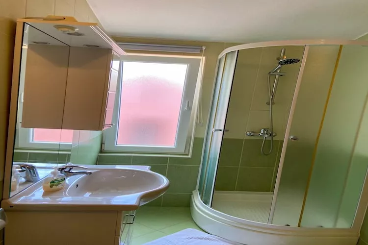 Apartments Tiho  & Jelena - Studio Apartment with Balcony and Sea View (Fureal)-Badkamer