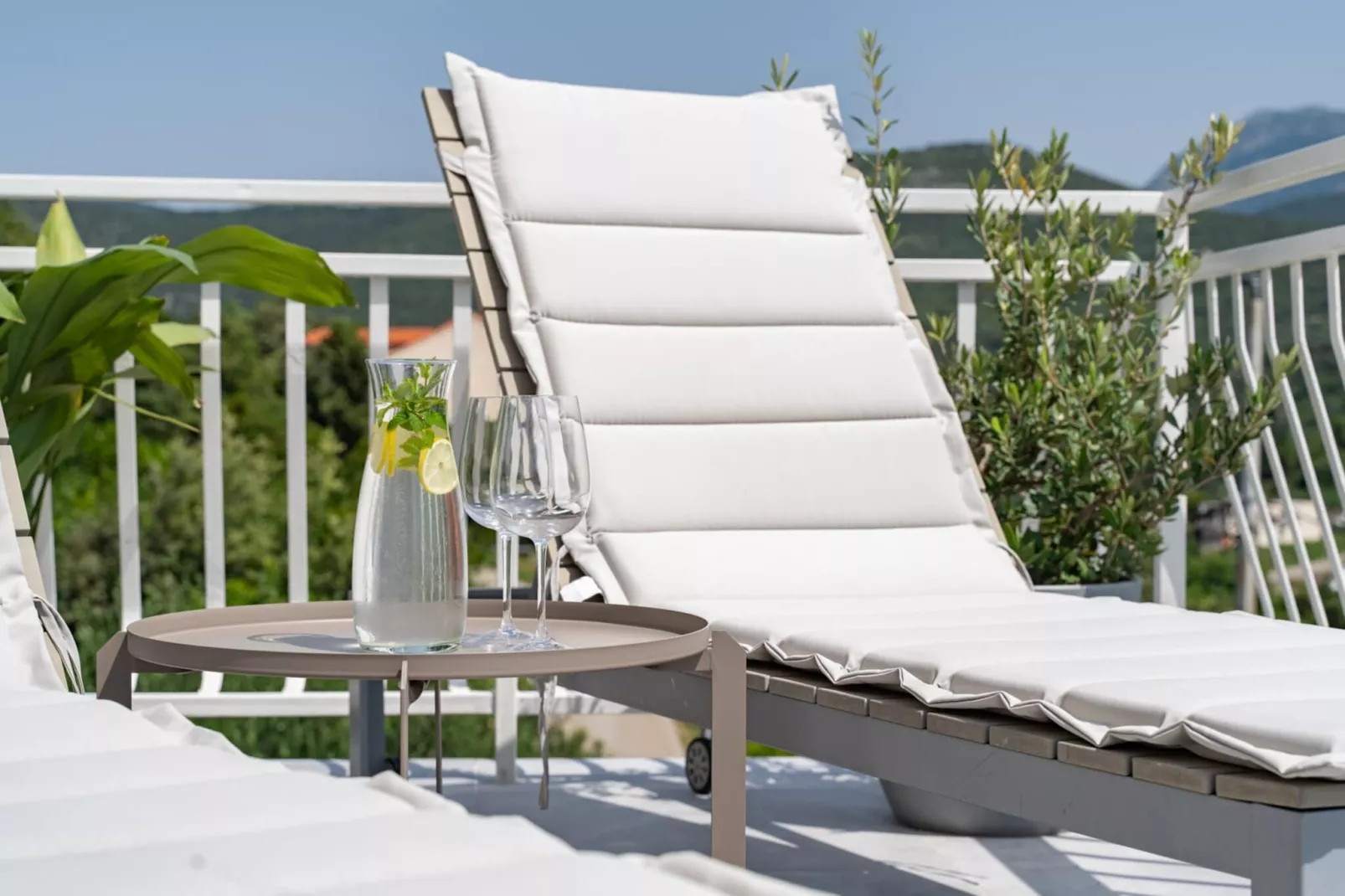 Apartment Konak - Two Bedroom Apartment with Terrace and Sea View-Buitenlucht