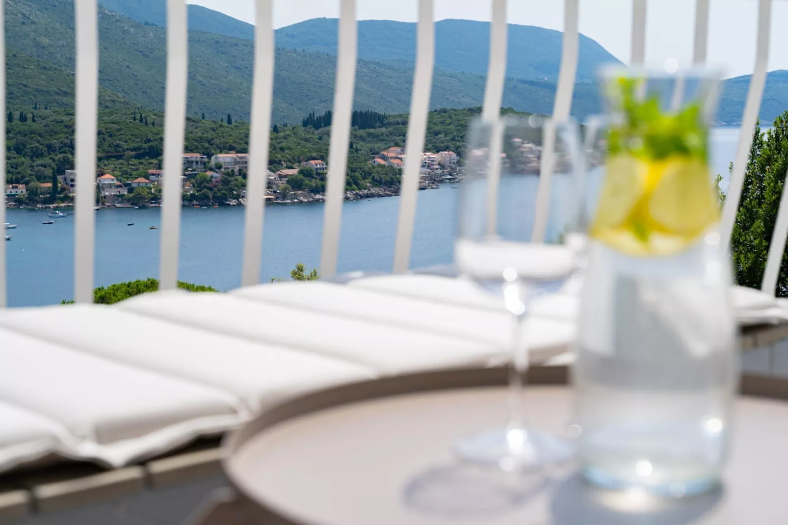 Apartment Konak - Two Bedroom Apartment with Terrace and Sea View-Buitenlucht