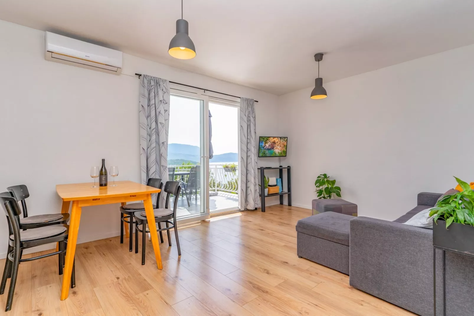 Apartment Konak - Two Bedroom Apartment with Terrace and Sea View-Binnen