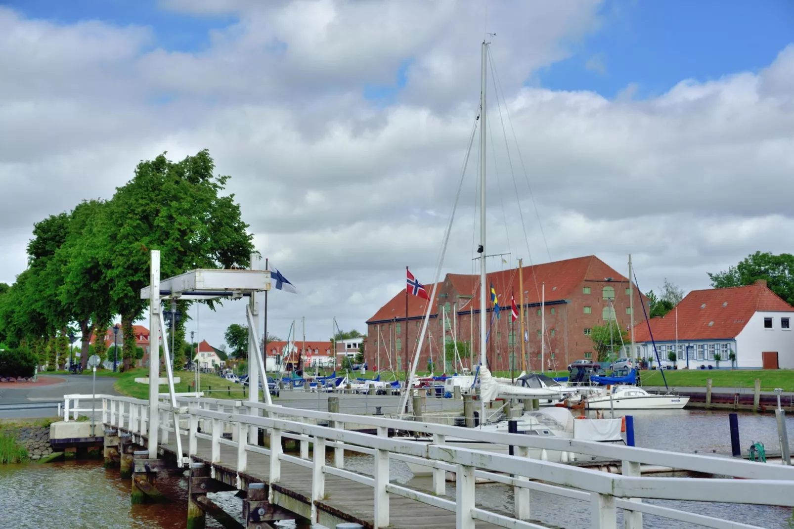 Ferienwohnung bi uns to Hus Tönning-Buitenkant zomer