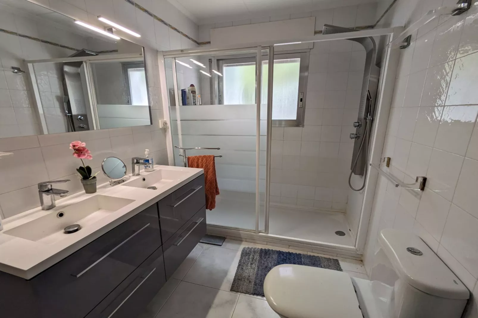 STA. MONICA 3A Roses-Badkamer
