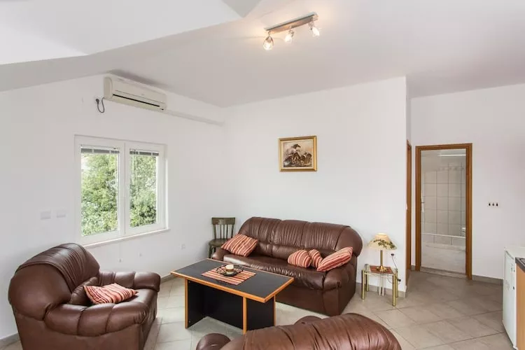 Apartments Villa Maslina - Two Bedroom Apartment with Terrace and Garden View-Woonkamer